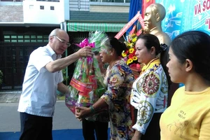 Đồng chí Phan Nguyễn Như Khuê, Trưởng Ban Tuyên giáo Thành ủy TPHCM, tặng quà các hộ dân có hoàn cảnh khó khăn của khu phố 5 phường Tân Sơn Nhì. Ảnh: ÁI CHÂN