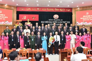 Đồng chí Dương Ngọc Hải, Chủ nhiệm Ủy ban Kiểm tra Thành ủy TPHCM tặng hoa chúc mừng BCH Đại hội Đảng bộ quận 10. Ảnh: VIỆT DŨNG