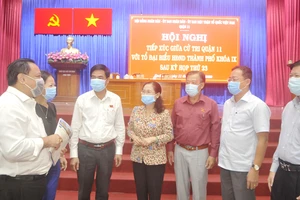 Chủ tịch HĐND TPHCM Nguyễn Thị Lệ trao đổi với các đại biểu dự hội nghị tiếp xúc cử tri quận 11. Ảnh: CAO THĂNG