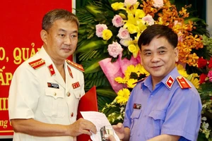 Viện trưởng Viện KSND TPHCM Đỗ Mạnh Bổng trao Quyết định bổ nhiệm ông Quách Thanh Giang (trái) giữ chức vụ Viện trưởng Viện KSND TP Thủ Đức