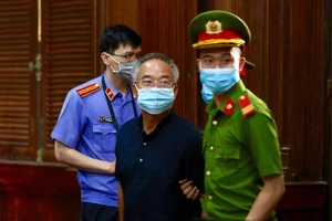 Ông Nguyễn Thành Tài được đưa vào phòng xử án