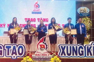 Đồng chí Trần Xuân Điền (bìa phải) và chị Nguyễn Phương Thảo (giữa) chúc mừng các cá nhân nhận Kỷ niệm chương Vì thế hệ trẻ