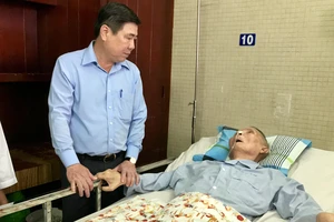 Chủ tịch UBND TP Nguyễn Thành Phong đến tận giường thăm hỏi sức khỏe Thiếu tướng Nguyễn Răng