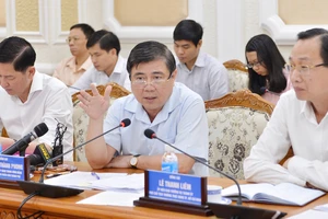 Chủ tịch UBND TPHCM Nguyễn Thành Phong chủ trì cuộc họp