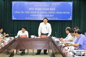 Đồng chí Trần Thế Lưu (đứng), Ủy viên Ban Thường vụ Thành ủy, Trưởng Ban Nội chính Thành ủy TPHCM phát biểu tại hội nghị giao ban.