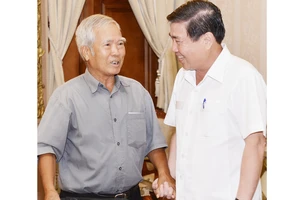Chủ tịch UBNDTPHCM Nguyễn Thành Phong tiếp ông Nguyễn Xuân Lê.Ảnh:Việt Dũng