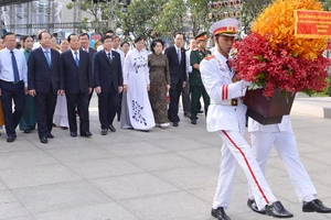 Các đồng chí lãnh đạo TPHCM, các đại biểu dâng hoa tại Tượng đài Chủ tịch Hồ Chí Minh