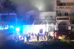 Hiện trường vụ cháy khi căn nhà số 9, phường Bình Hưng Hòa B (quận Bình Tân) chưa bị đổ sập. Ảnh: Người dân cung cấp.