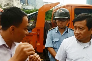 Ông Đoàn Ngọc Hải (bìa phải), Phó Chủ tịch UBND quận 1 phát biểu trước dân rằng: “sống ở quận 1 phải biết luật còn không thì về rừng U Minh sống”