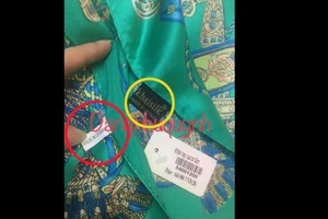 Trên một chiếc khăn của Khaisilk vừa có nhãn “Khaisilk - Made in Viet Nam” vừa có nhãn “made in China”.