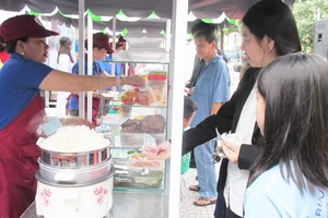 Phố hàng rong đầu tiên của quận 1 ở đường Nguyễn Văn Chiêm được tổ chức khang trang, sạch đẹp. Ảnh: KIỀU PHONG