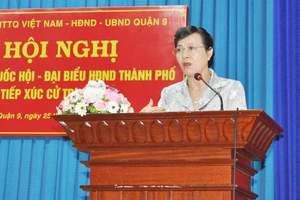 Đồng chí Nguyễn Thị Quyết Tâm, Chủ tịch HĐND TPHCM trả lời ý kiến cử tri. Ảnh: KIỀU PHONG