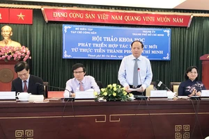 Đồng chí Tất Thành Cang, Ủy viên Trung ương Đảng, Phó Bí thư Thường trực Thành ủy TPHCM phát biểu tại hội thảo. Ảnh: KIỀU PHONG