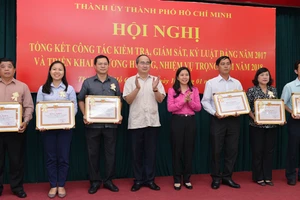 Bí thư Thành ủy TPHCM Nguyễn Thiện Nhân và Ủy viên Ủy Ban Kiểm tra Trung ương Huỳnh Thị Xuân Lam trao bằng khen cho các tập thể xuất sắc