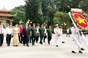 Chủ tịch nước Trần Đại Quang dâng hương tại Đền tưởng niệm liệt sĩ Bến Dược
