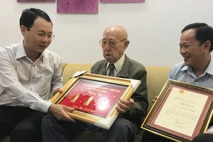 Lãnh đạo Thành ủy TPHCM trao Thiếp mừng thọ 100 tuổi của Chủ tịch nước cho người cao tuổi