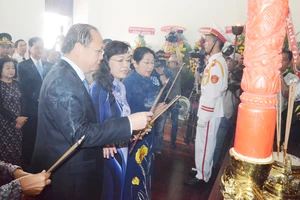 Đồng chí Tất Thành Cang, Ủy viên Trung ương Đảng, Phó Bí thư Thường trực Thành ủy TPHCM, cùng các đại biểu dâng hương tại Bảo tàng Hồ Chí Minh - Chi nhánh TPHCM. Ảnh: QUANG HUY