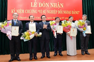 8 lãnh đạo, nguyên lãnh đạo TPHCM nhận Kỷ niệm chương “Vì sự nghiệp đối ngoại Đảng”