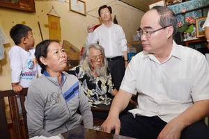 Bí thư Thành ủy TPHCM Nguyễn Thiện Nhân thăm hỏi người dân Thủ Thiêm ở khu tạm cư. Ảnh: VIỆT DŨNG
