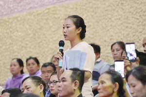 Cử tri quận 2 kiến nghị trong buổi tiếp xúc cử tri của Bí thư Thành ủy TPHCM Nguyễn Thiện Nhân ngày 20-6. Ảnh: VIỆT DŨNG