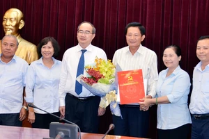 Bí thư Thành ủy TPHCM Nguyễn Thiện Nhân cùng đồng chí Trần Trung Dũng (thứ ba, từ phải sang) và lãnh đạo Ban Tổ chức Thành ủy TP tại buổi trao quyết định.