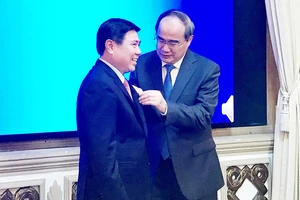 Đồng chí Nguyễn Thiện Nhân trao Huy hiệu 30 năm tuổi Đảng cho đồng chí Nguyễn Thành Phong. Ảnh: KIỀU PHONG