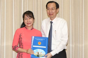 Phó Chủ tịch Thường trực UBND TPHCM Lê Thanh Liêm trao quyết định bổ nhiệm cho bà Chu Vân Hải