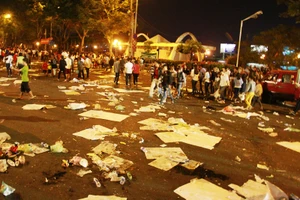 Rác ngập đường Tôn Đức Thắng (quận 1, TPHCM) sau một lễ hội