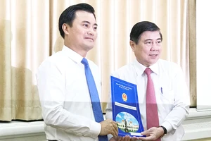 Chủ tịch UBND TPHCM Nguyễn Thành Phong trao quyết định cho ông Bùi Xuân Cường. Ảnh: KIỀU PHONG