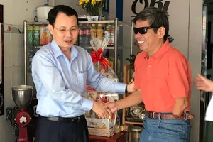 Chủ nhiệm Ủy ban Kiểm tra Thành ủy TPHCM Nguyễn Văn Hiếu thăm, tặng quà tết thương binh nặng đặc biệt Trần Văn Tản. Ảnh: KIỀU PHONG