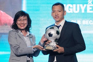 Phó Chủ tịch UBND TPHCM Nguyễn Thị Thu tại Lễ trao giải thưởng Quả bóng vàng Việt Nam 2018. Ảnh: HOÀNG HÙNG