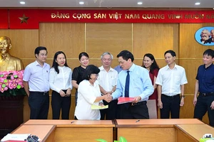 Trưởng Ban Tuyên giáo Thành ủy TP Hồ Chí Minh Thân Thị Thư và Tổng Biên tập Báo điện tử Đảng Cộng sản Việt Nam Trần Doãn Tiến ký kết Chương trình phối hợp giai đoạn 2019 - 2021.