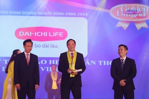 Ông Vũ Hoàng Tân đại diện Công ty Bảo hiểm Nhân thọ Dai-ichi Việt Nam nhận giải Rồng Vàng