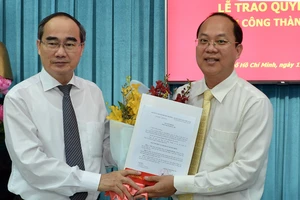 Bí thư Thành ủy TPHCM Nguyễn Thiện Nhân trao quyết định bổ nhiệm đồng chí Nguyễn Hồ Hải. Ảnh: VIỆT DŨNG