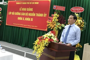 Đồng chí Trần Lưu Quang, Ủy viên Trung ương Đảng, Phó Bí thư Thường Trực Thành ủy TPHCM phát biểu tại buổi khai giảng. Ảnh: KIỀU PHONG 