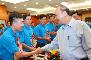 Thủ tướng Nguyễn Xuân Phúc thăm hỏi các công nhân dự cuộc họp mặt