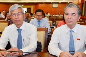 Ông Võ Văn Hoan (trái) và ông Ngô Minh Châu tại kỳ họp sáng nay, ngày 11-5. Ảnh: VIỆT DŨNG