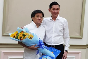 Sáng 4-6, ông Đoàn Ngọc Hải (trái) nhận quyết định làm Phó Tổng Giám đốc Tổng Công ty Xây dựng Sài Gòn thì chiều cùng ngày, ông Hải nộp đơn từ chức. Ảnh: THU HƯỜNG