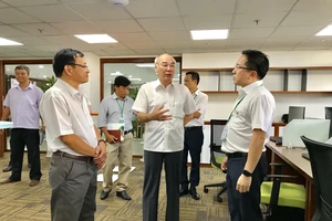 Đồng chí Phan Nguyễn Như Khuê, Trưởng Ban Tuyên giáo Thành ủy TPHCM tìm hiểu hoạt động của Trung tâm Báo chí TPHCM. Ảnh: KIỀU PHONG 