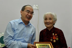Bí thư Thành ủy TPHCM Nguyễn Thiện Nhân thăm gia đình chính sách