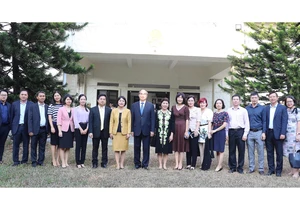Đồng chí Nguyễn Thiện Nhân cùng cán bộ, nhân viên Đại sứ quán Việt Nam tại Singapore. Ảnh: KIỀU PHONG