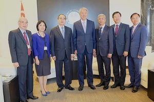 Đoàn đại biểu cấp cao TPHCM cùng Bộ trưởng cấp cao, Bộ trưởng Điều phối an ninh quốc gia Singapore Tiêu Chí Hiền. Ảnh: KIỀU PHONG