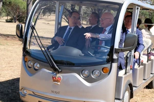 Đích thân ngài David HurLey, Toàn quyền Úc lái xe chở Bí thư Thành ủy TPHCM Nguyễn Thiện Nhân thăm vườn Kangaroo. Ảnh: KIỀU PHONG