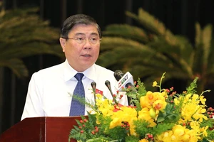 Chủ tịch UBND TPHCM Nguyễn Thành Phong phát biểu tại kỳ họp. Ảnh: VIỆT DŨNG