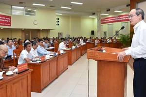 Bí thư Thành ủy TPHCM Nguyễn Thiện Nhân tiếp xúc cử tri quận 10. Ảnh: VIỆT DŨNG