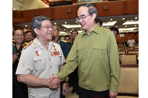 Bí thư Thành ủy TPHCM Nguyễn Thiện Nhân gặp cán bộ cao cấp quân đội nghỉ hưu