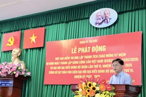 Bí thư Quận ủy Thủ Đức Nguyễn Mạnh Cường phát động đợt thi đua chào mừng kỷ niệm 90 năm Ngày thành lập Đảng Cộng sản Việt Nam. Ảnh: KIỀU PHONG