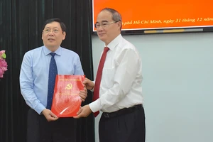 Bí thư Thành ủy TPHCM Nguyễn Thiện Nhân trao quyết định nghỉ hưu đối với Trưởng Ban Nội chính Thành ủy. 