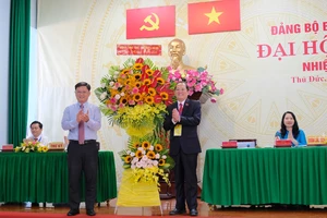 Bí thư Quận ủy Thủ Đức Nguyễn Mạnh Cường (trái) tặng hoa chúc mừng Đại hội Đảng bộ Bệnh viện quận Thủ Đức. Ảnh: KIỀU PHONG 