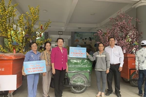 Lãnh đạo quận 9 trao tặng xe thu gom rác cho các xã viên không có điều kiện chuyển đổi phương tiện. Ảnh: HOÀI CHI